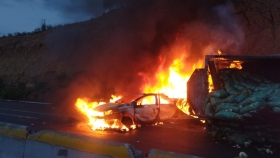 Un camión que transportaba verduras se quedó sin frenos y chocó contra otro vehículo