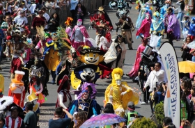 Desfile de Huehues reúne a miles de asistentes en su cuarta edición