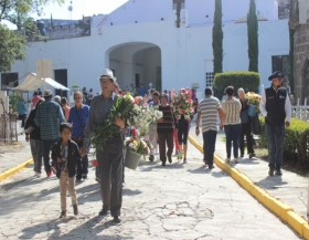 Visita de familiares en panteones 