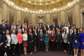 Convoca a todas las fuerzas políticas a actuar con responsabilidad histórica y madurez política 