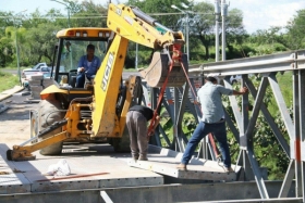 Mientras se rehabilita el puente Los Leones