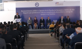 Los deudos recibieron reconocimientos por la labor de los agentes, así como apoyos económicos y escolares