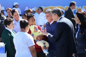 También colocaron  la primera piedra de la Unidad de Cuidados Intensivos Neonatales 