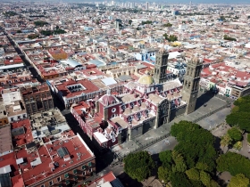 Se lleva ofrenda floral al Monumento a los Fundadores de Puebla