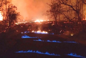 Lava del volcán Kilauea produce inusual espectáculo azul