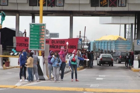 Reparten volantes a automovilistas