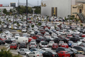 Injusta la práctica del cobro de estacionamiento  ya que los establecimientos comerciales están obligados a proporcionar facilidades