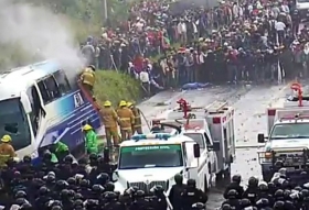 Profesores de la Coordinadora Nacional de Trabajadores de la Educación se enfrentaron con policías federales y estatales en Tuxtla Gutiérrez