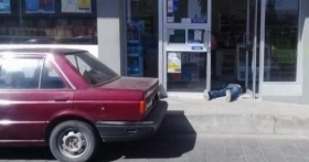 El cuerpo quedó en la entrada de una tienda de conveniencia  