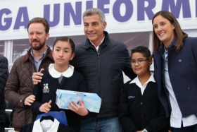 Entrega uniformes y calzado escolar en la capital