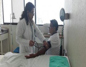Reconocen a doctores en su d&iacute;a 