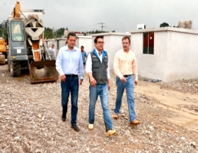 Supervisan construcción de viviendas