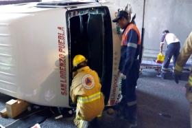 El conductor de la unidad también resultó lesionado 