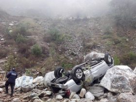 La camioneta habría caído a un barranco tras persecución policiaca 