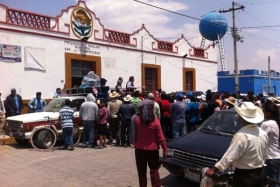 Pobladores de San José Carpinteros se enardecieron e intercambiaron la libertad de los uniformados