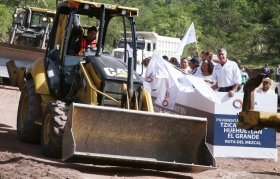 Signa convenio de agricultura por contrato para comercializar 72 mil litros de mezcal  