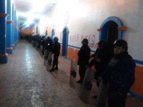 Policía estatal resguarda alcaldía tras disturbios