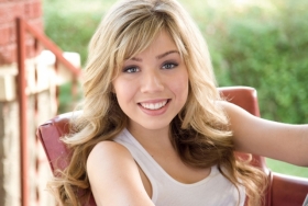 Actriz y cantante conocida por protagonizar la serie de Nickelodeon, iCarly.