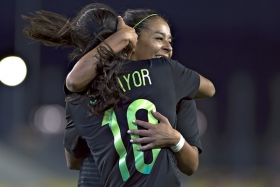 Desde los primeros minutos la selección femenil se fue al frente para buscar anotar rápido.