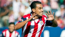 Omar Bravo saldría de Chivas